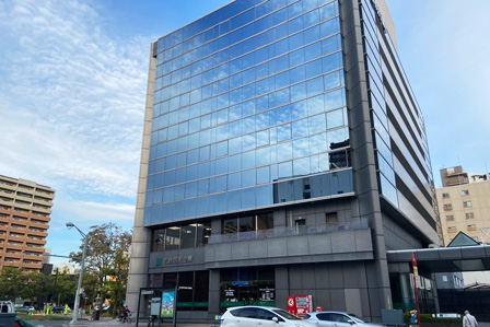 広島電鉄 中電前駅で下車し、中国電力株式会社（本社）脇の路地を広島信用金庫（本店）方面へ、約600メートルまっすぐ進みます。写真