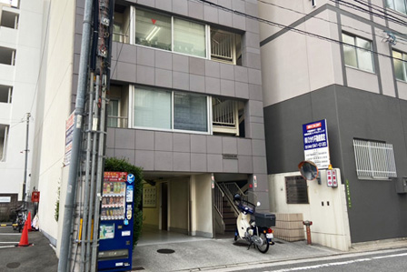 広越本社ビルまで直進し、そのまま約30メートルほど進むと右手に「ESTEEM富士見町ビル」の建物が見えます。写真